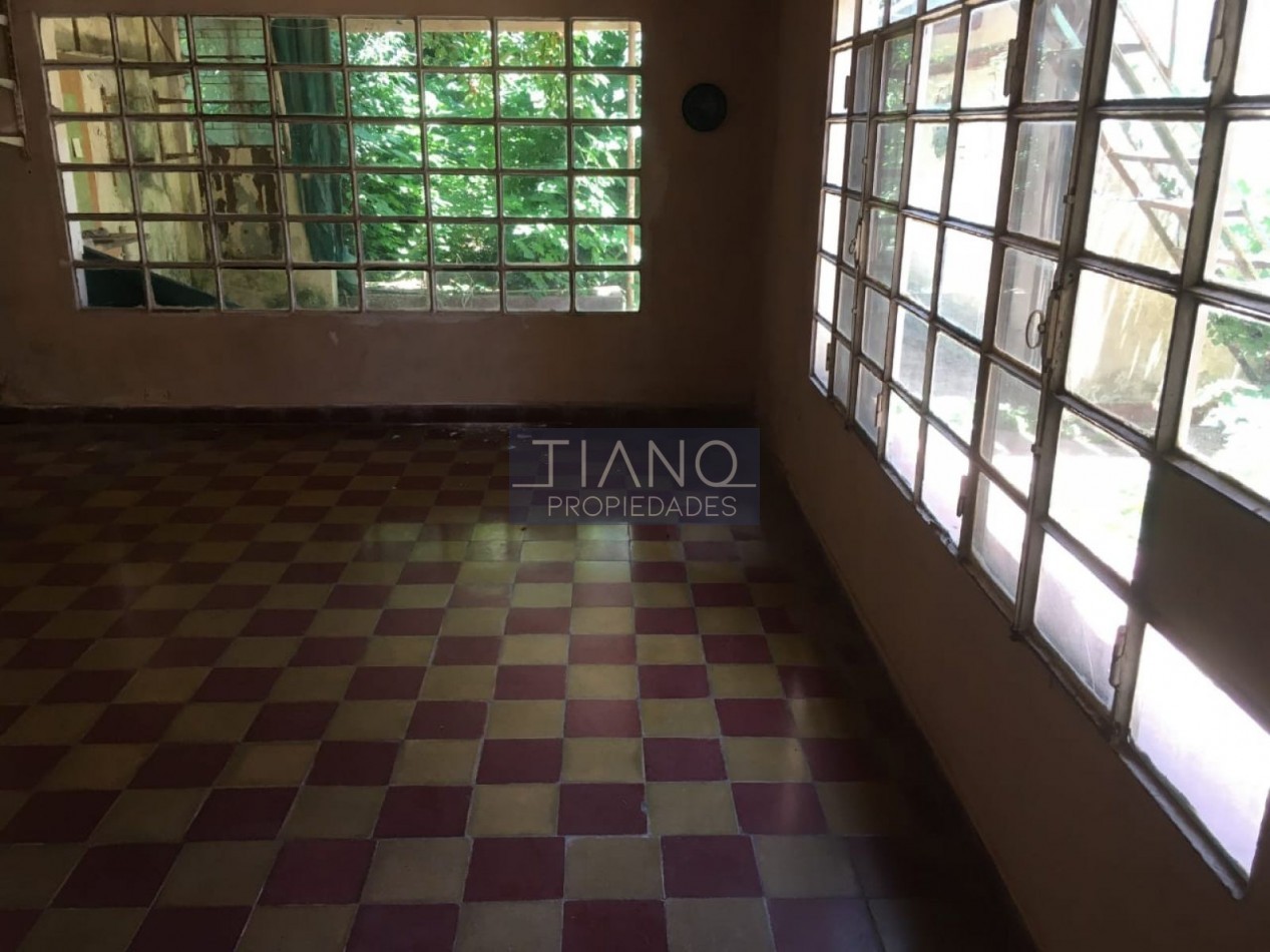 CASA CON AMPLIO FONDO LIBRE EN VENTA EN LONGCHAMPS