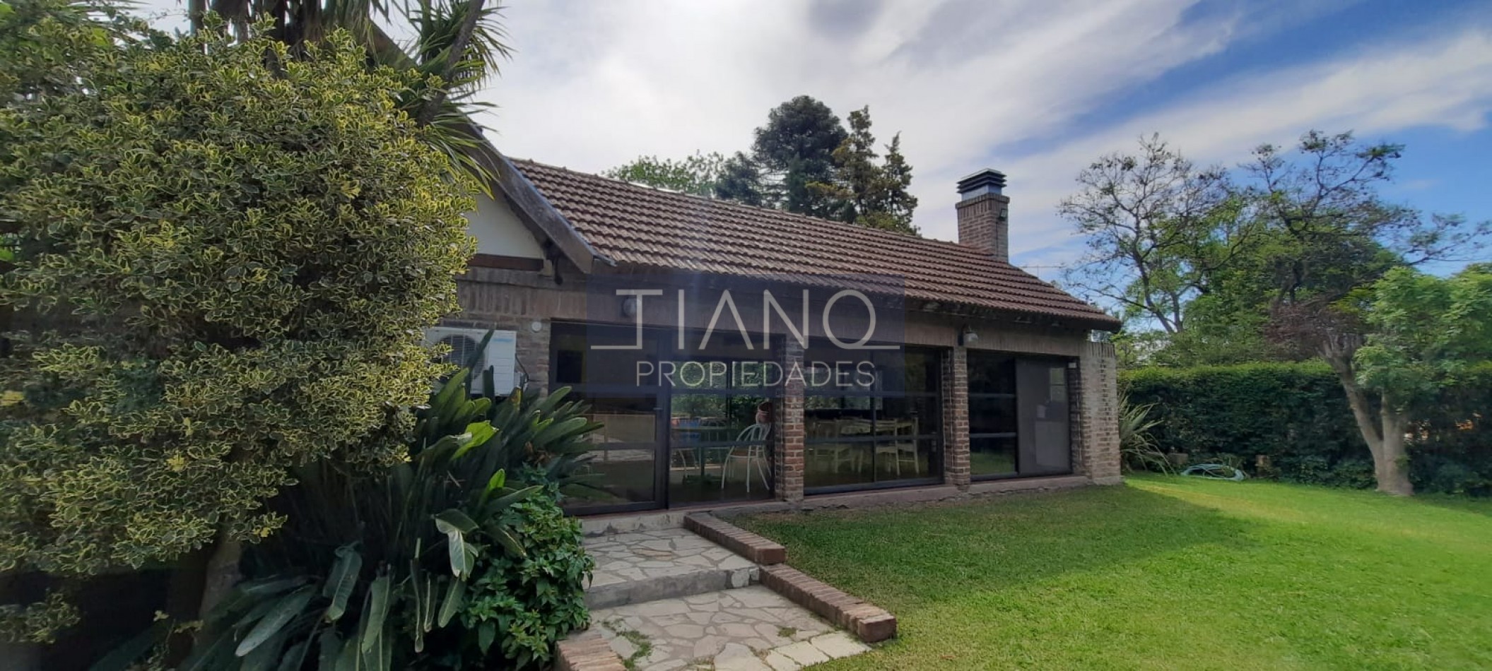 CASAQUINTA CON AMPLIA PISCINA Y PARQUE