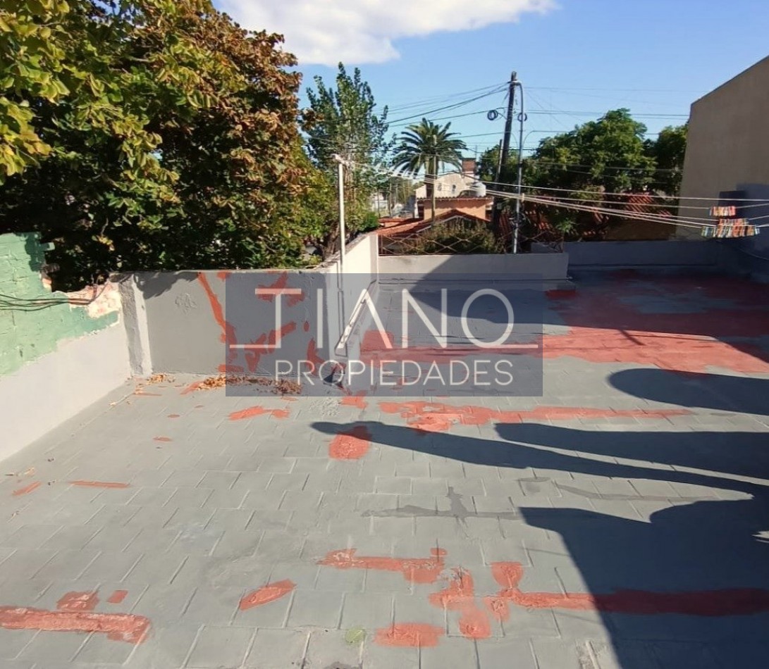 AMPLIA CASA de 3 ambientes +   departamento 2 ambientes al frente  VENTA EN BLOCK