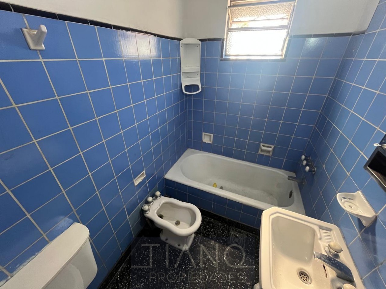 LOCAL EN ALQUILER EN ESQUINA - USO PROFESIONAL/COMERCIAL