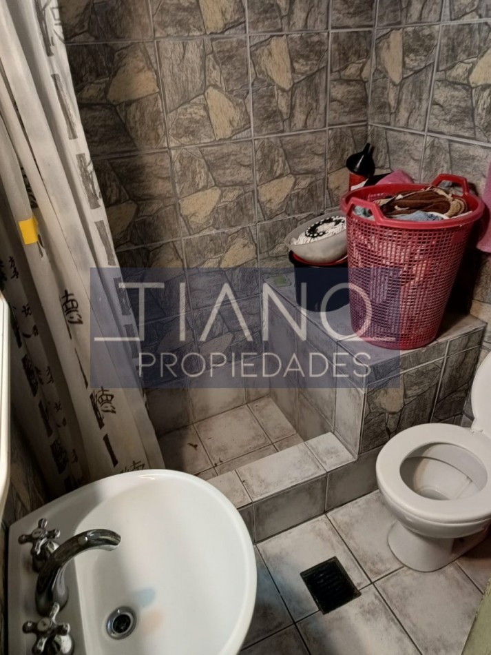 AMPLIA CASA de 3 ambientes +   departamento 2 ambientes al frente  VENTA EN BLOCK