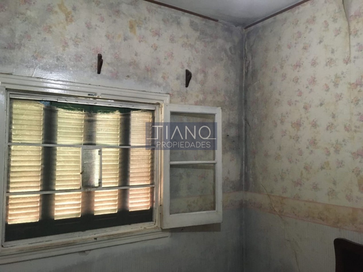 CASA CON AMPLIO FONDO LIBRE EN VENTA EN LONGCHAMPS