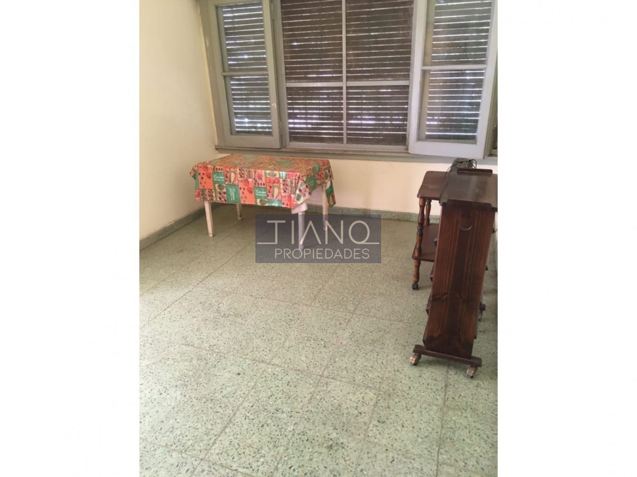 CASA CON AMPLIO FONDO LIBRE EN VENTA EN LONGCHAMPS