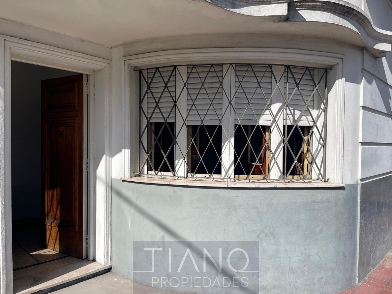 LOCAL EN ALQUILER EN ESQUINA - USO PROFESIONAL/COMERCIAL
