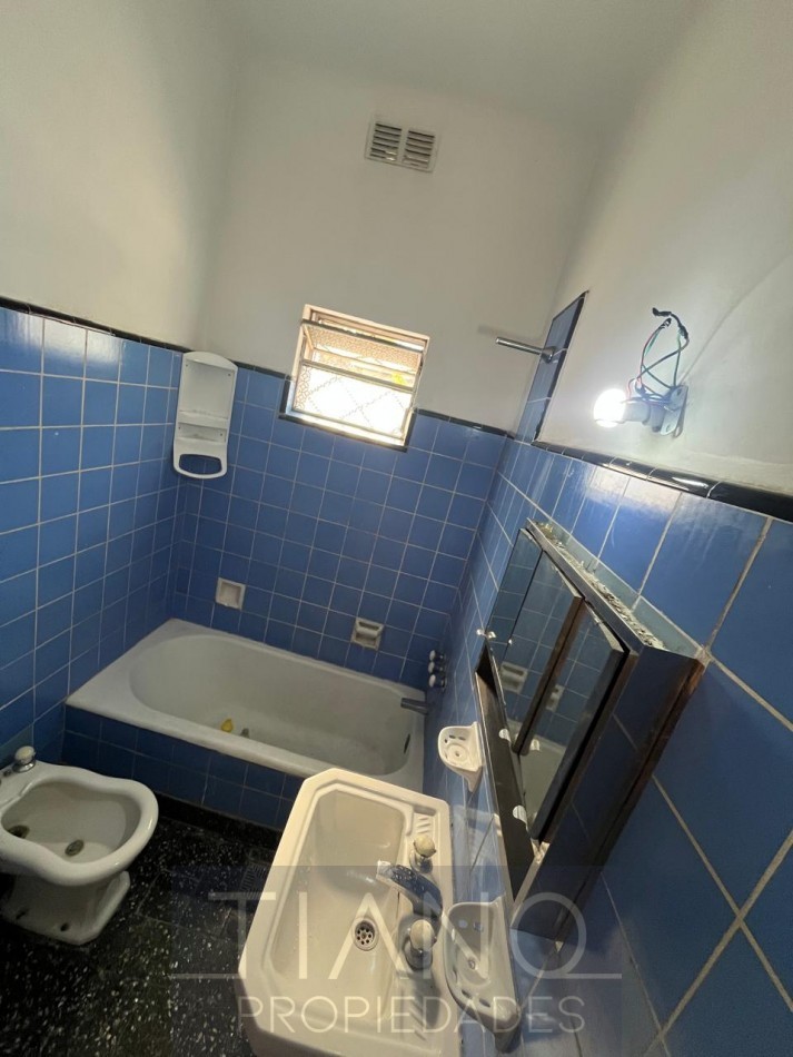 LOCAL EN ALQUILER EN ESQUINA - USO PROFESIONAL/COMERCIAL