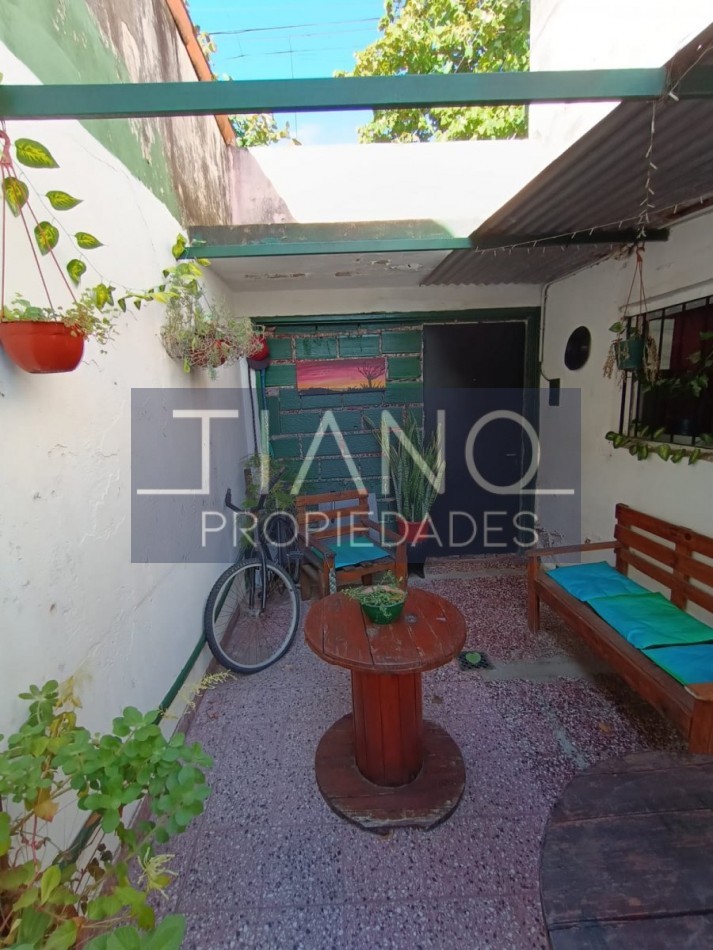 AMPLIA CASA de 3 ambientes +   departamento 2 ambientes al frente  VENTA EN BLOCK