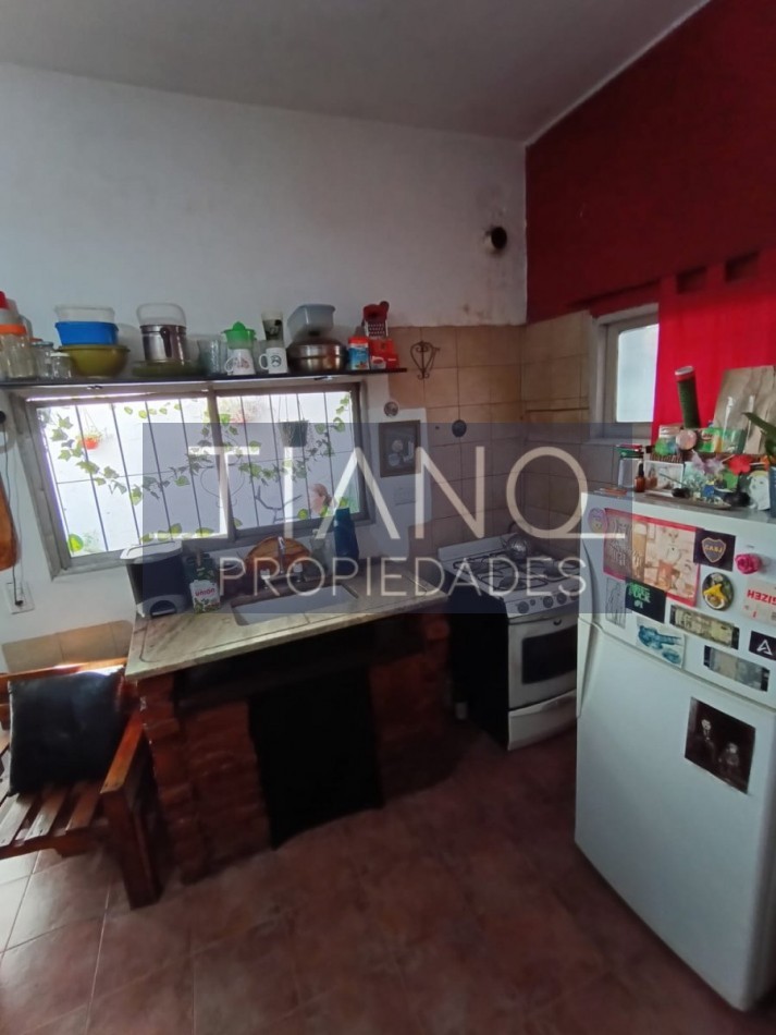 AMPLIA CASA de 3 ambientes +   departamento 2 ambientes al frente  VENTA EN BLOCK