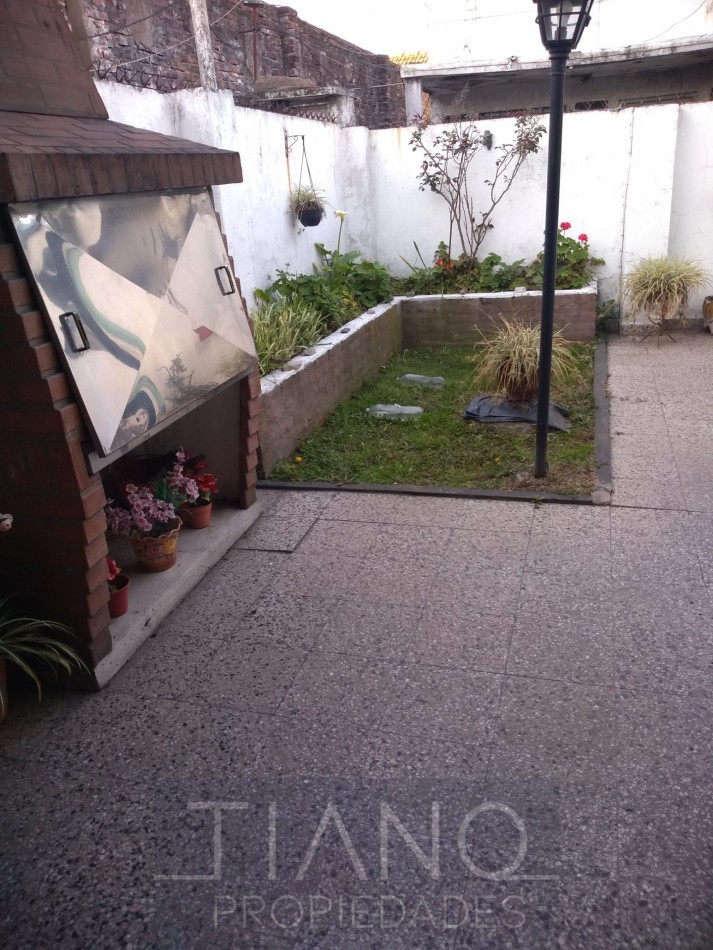 AMPLIO 4 AMBIENTES CON PATIO, PARRILLA Y LAVADERO