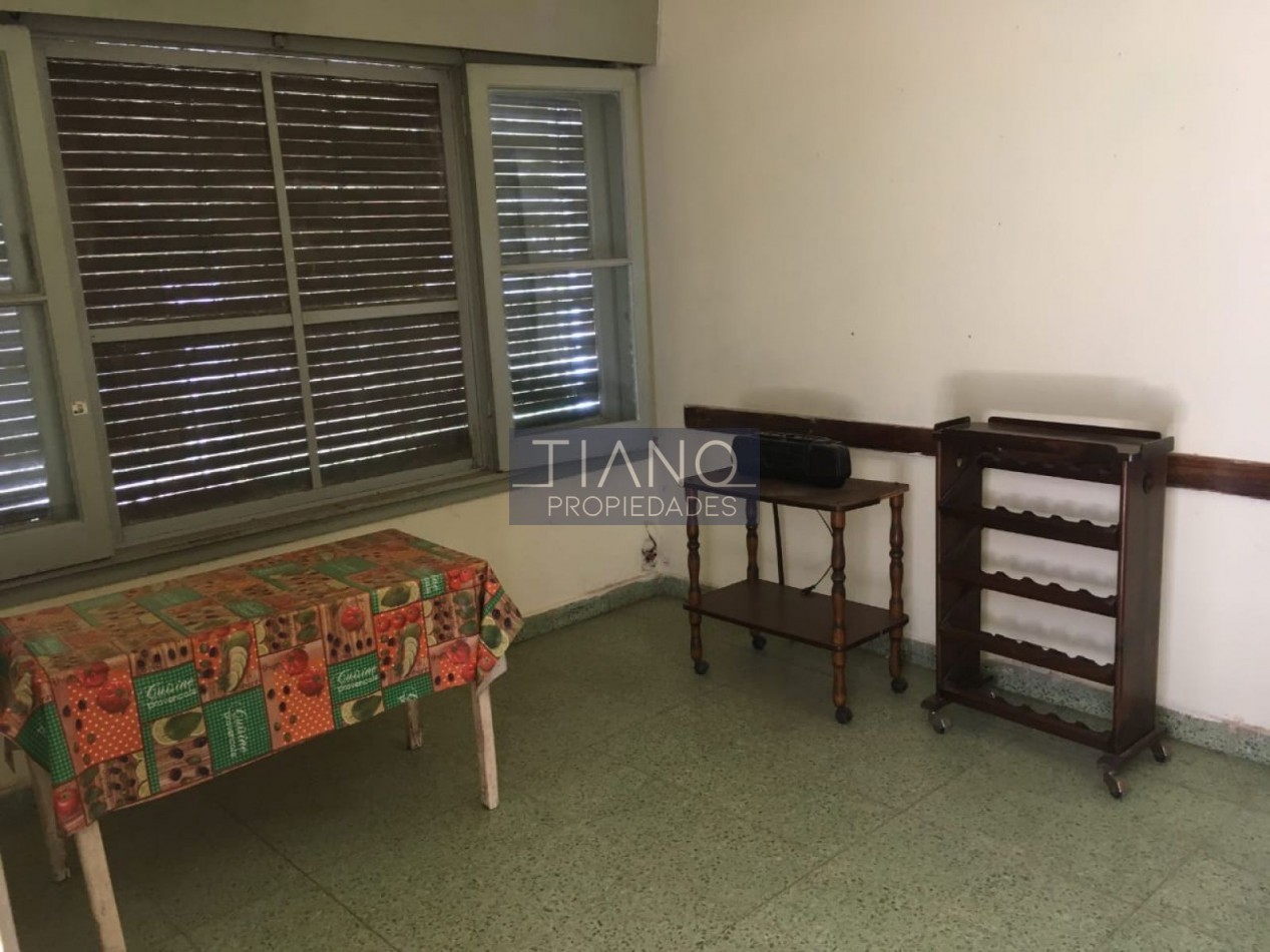 CASA CON AMPLIO FONDO LIBRE EN VENTA EN LONGCHAMPS