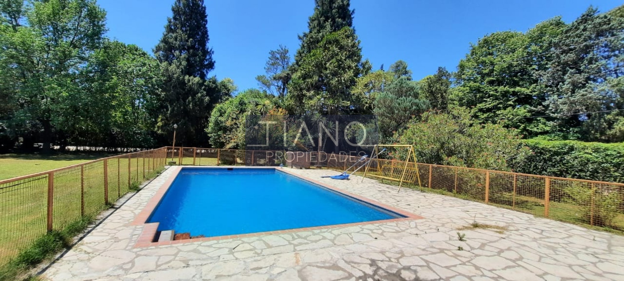 CASAQUINTA CON AMPLIA PISCINA Y PARQUE