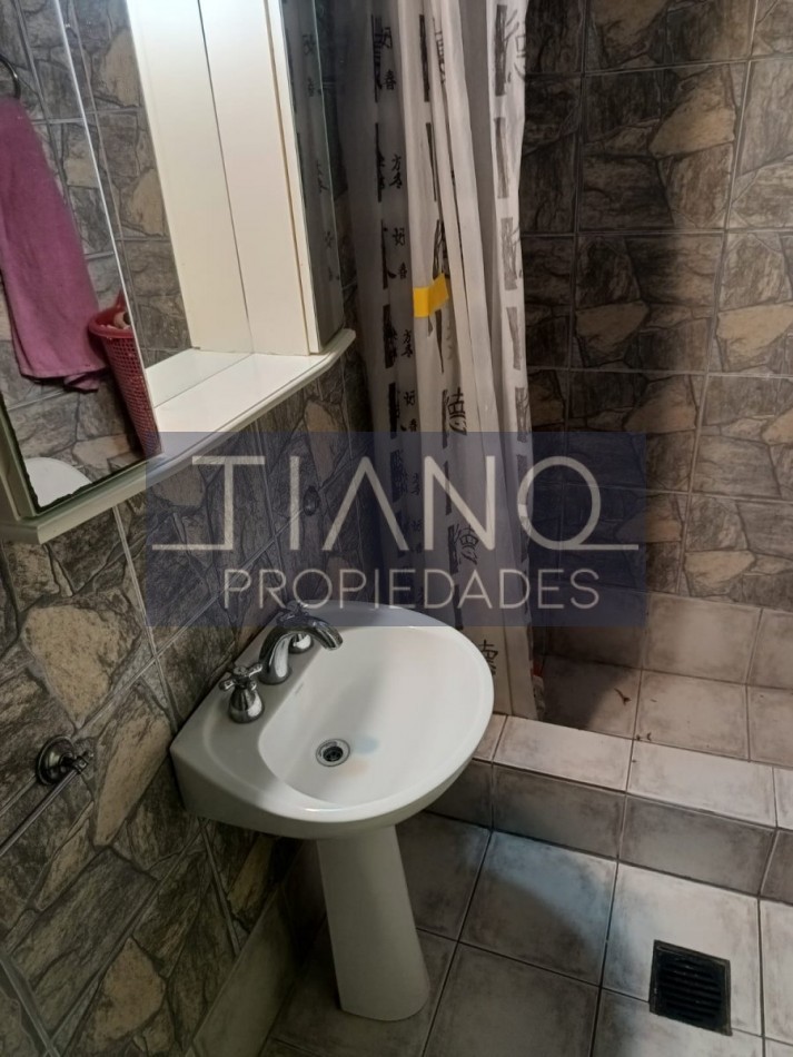 AMPLIA CASA de 3 ambientes +   departamento 2 ambientes al frente  VENTA EN BLOCK