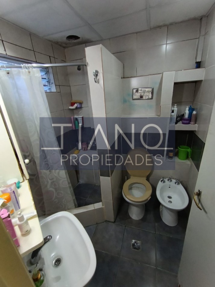 AMPLIA CASA de 3 ambientes +   departamento 2 ambientes al frente  VENTA EN BLOCK