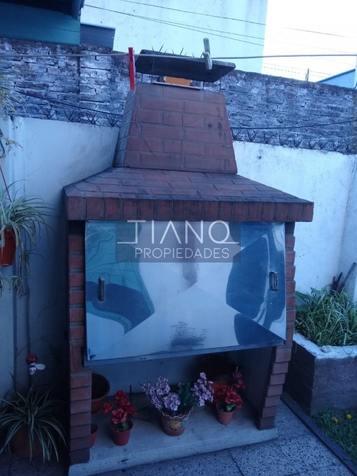 AMPLIO 4 AMBIENTES CON PATIO, PARRILLA Y LAVADERO