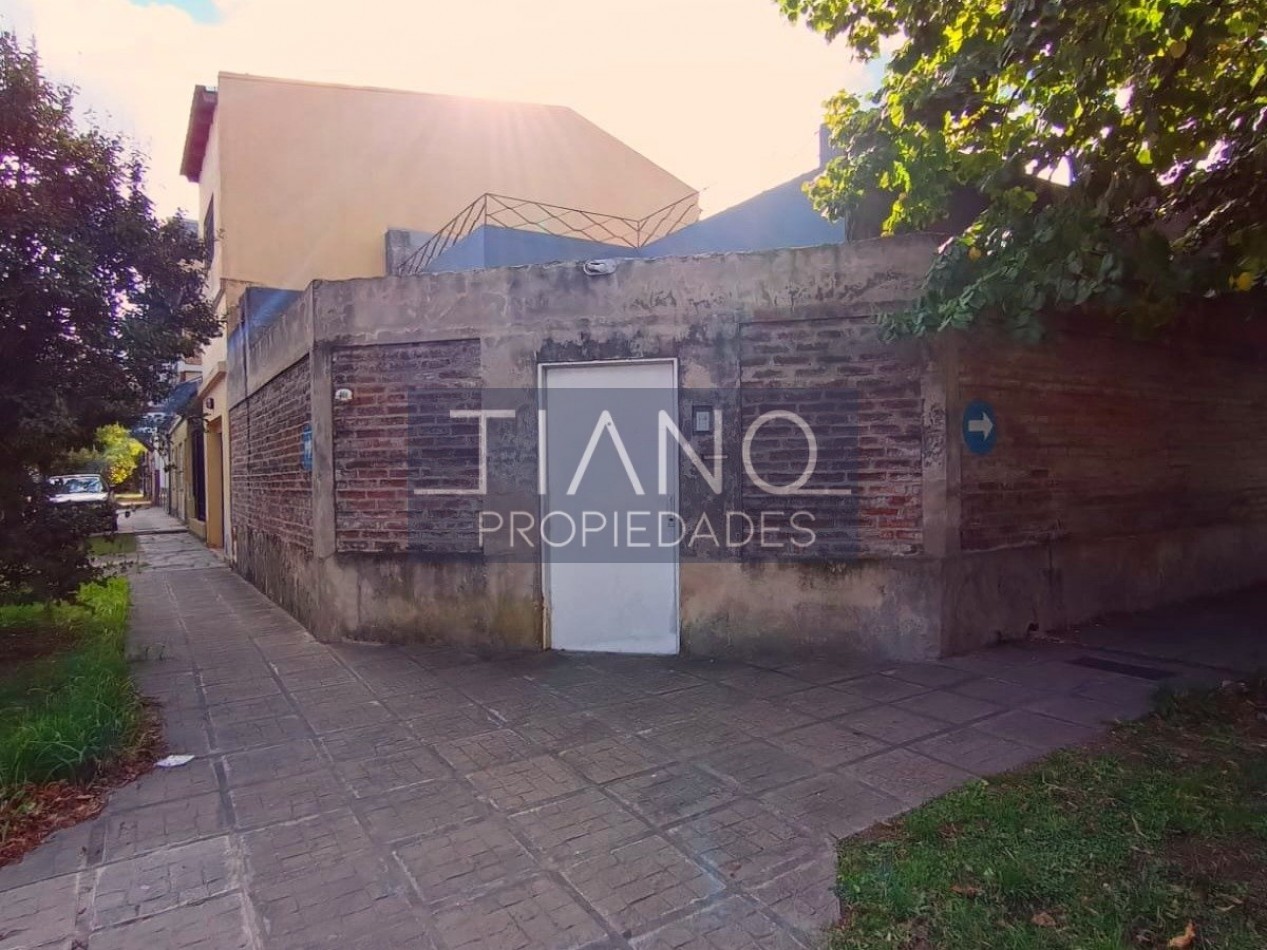 AMPLIA CASA de 3 ambientes +   departamento 2 ambientes al frente  VENTA EN BLOCK