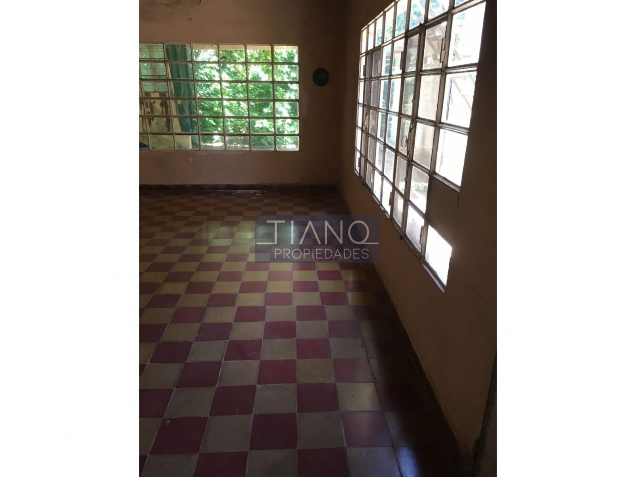 CASA CON AMPLIO FONDO LIBRE EN VENTA EN LONGCHAMPS