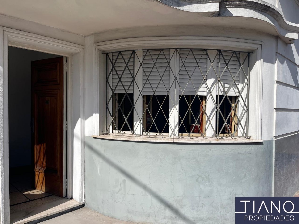 LOCAL EN ALQUILER EN ESQUINA - USO PROFESIONAL/COMERCIAL