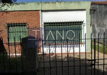 CASA CON AMPLIO FONDO LIBRE EN VENTA EN LONGCHAMPS